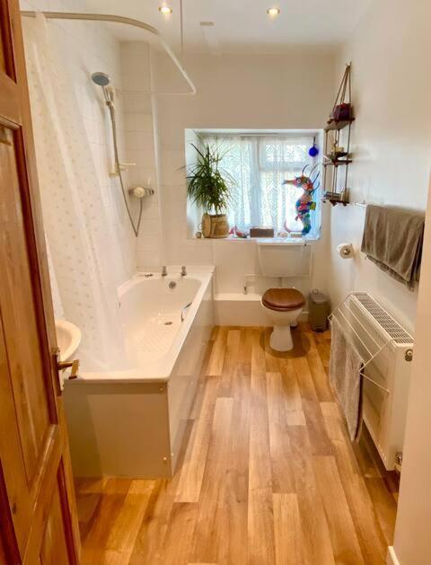 Cottage In The Heart Of 프롬 외부 사진